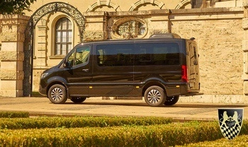 Chauffeurservice mit einem Mercedes Benz Sprinter für Gruppenreisen.