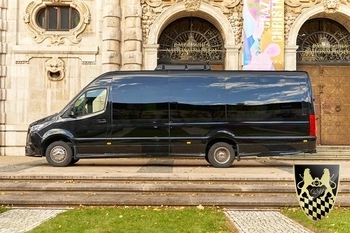 Minibus für 18 Personen mit Fahrer für Event Transfers 