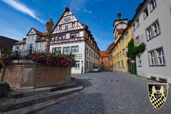 A train traveling on the tracks towards Rothenburg ob der Tauber from Munich.